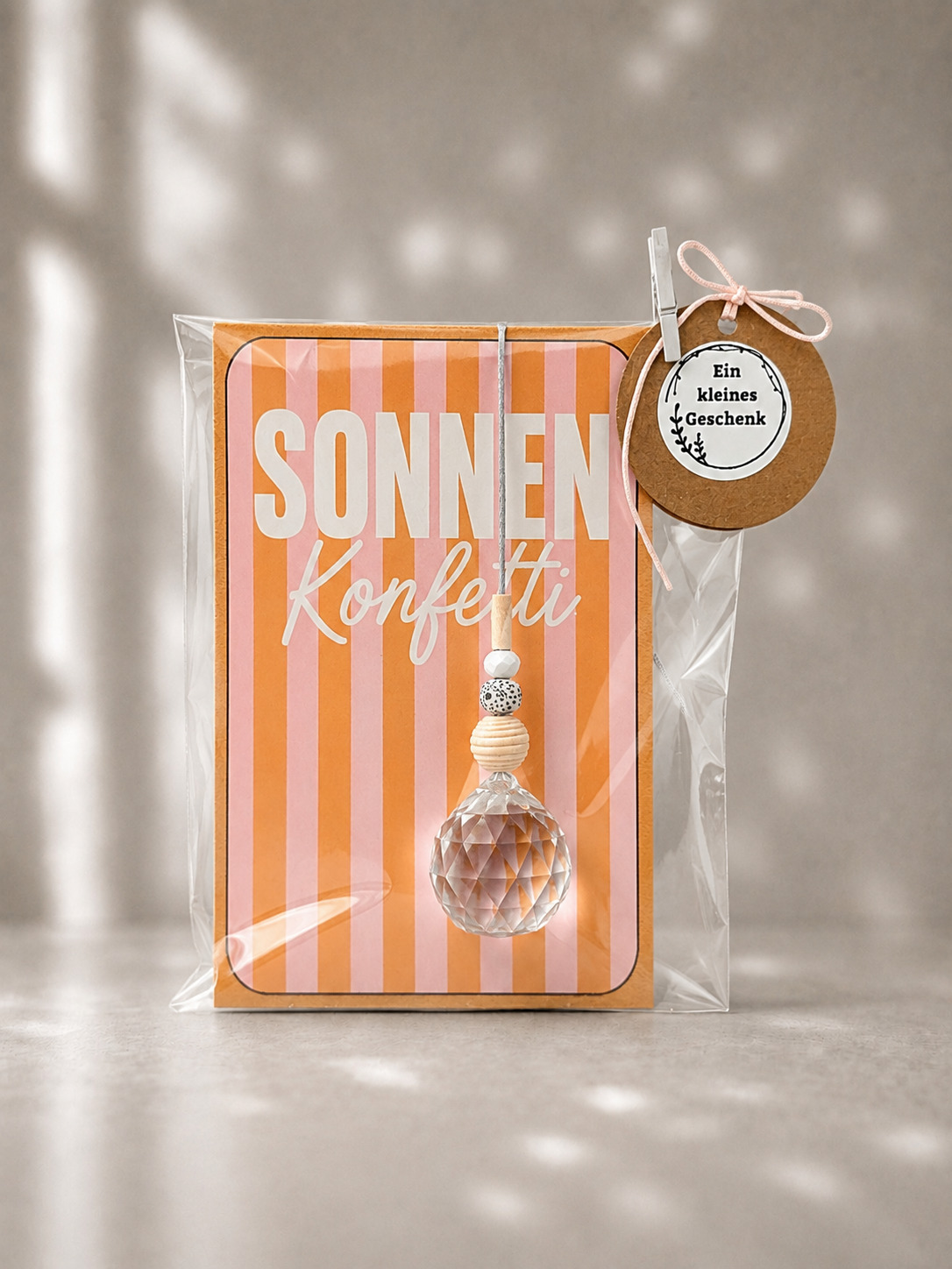 Sonnenfänger mit Karte Sonnenkonfetti als Geschenk für Freundin vor Fensterschatten